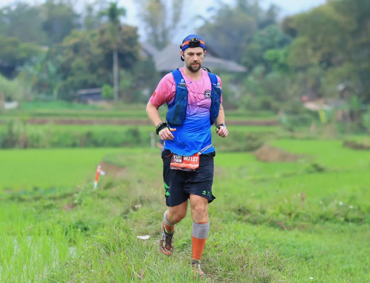 Trailrunner met compressiekousen tijdens een ultraloop.
