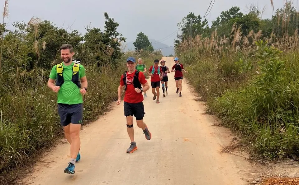 Etienne met de Hoka Mafate 5 tijdens een trailrun in Vietnam