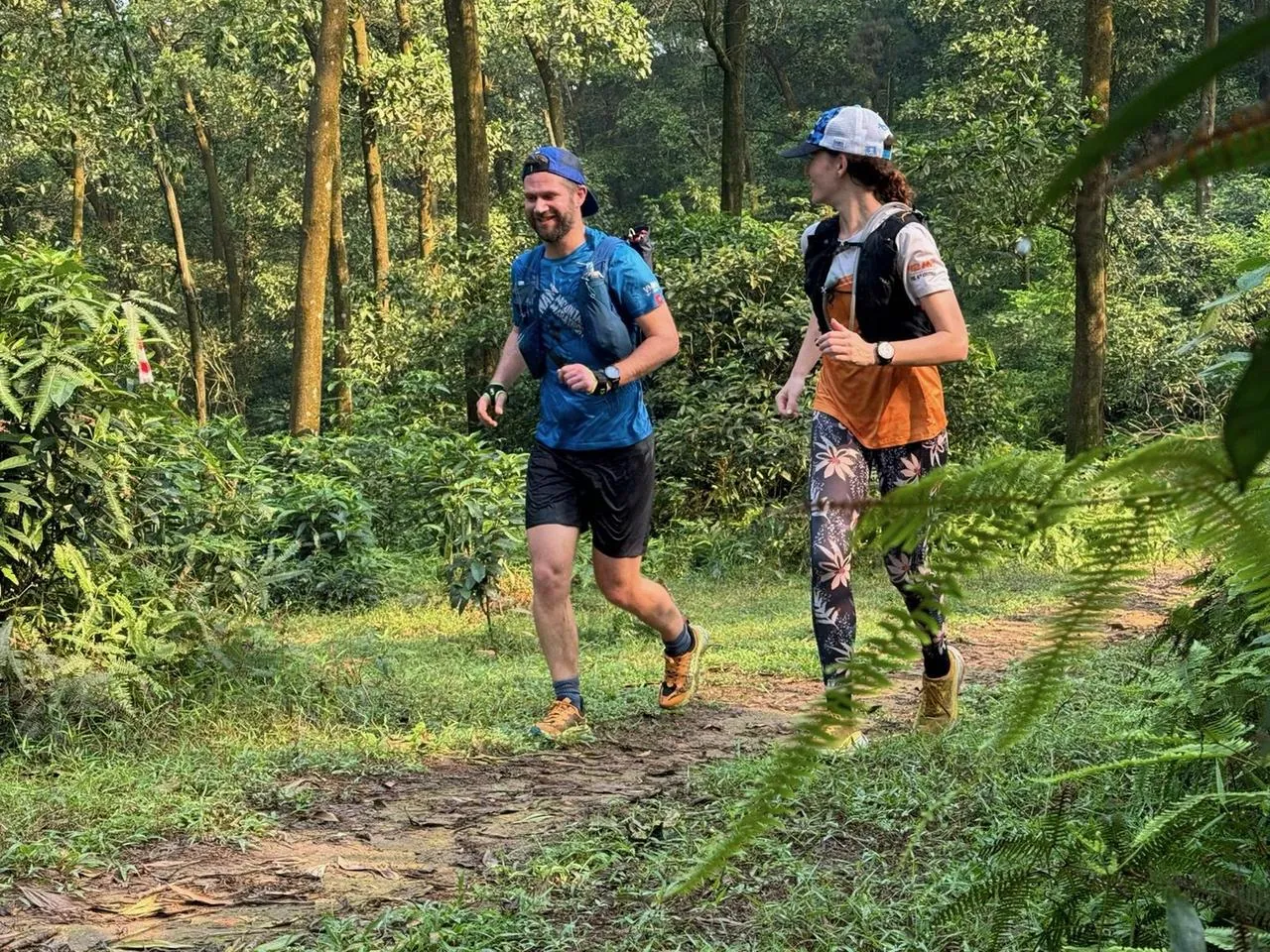 Trailrunners op een bospad