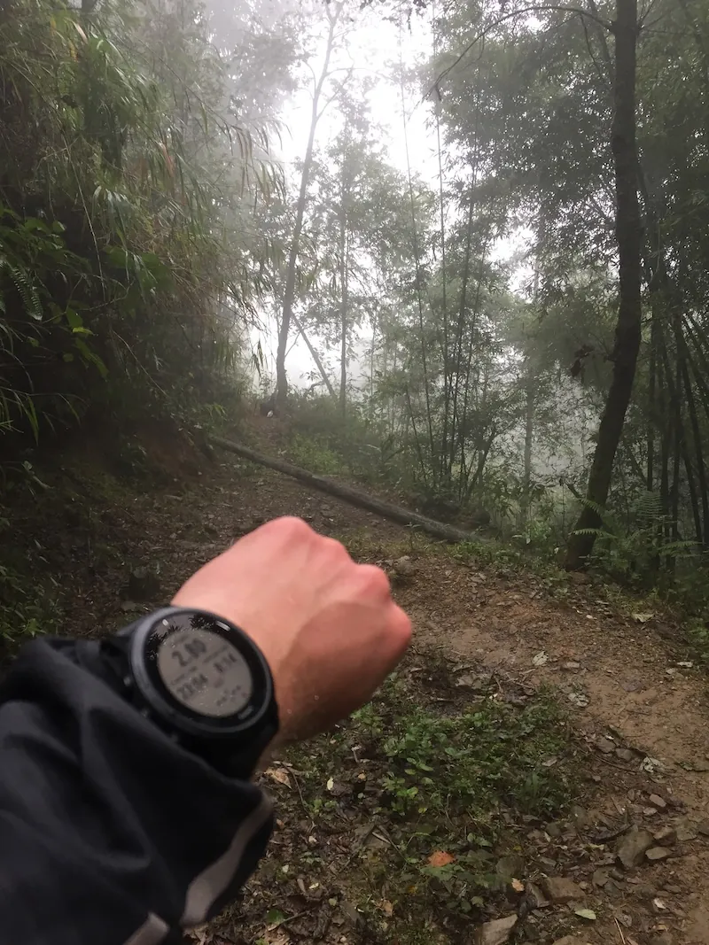 Hardloophorloge om de pols tijdens een trailrun