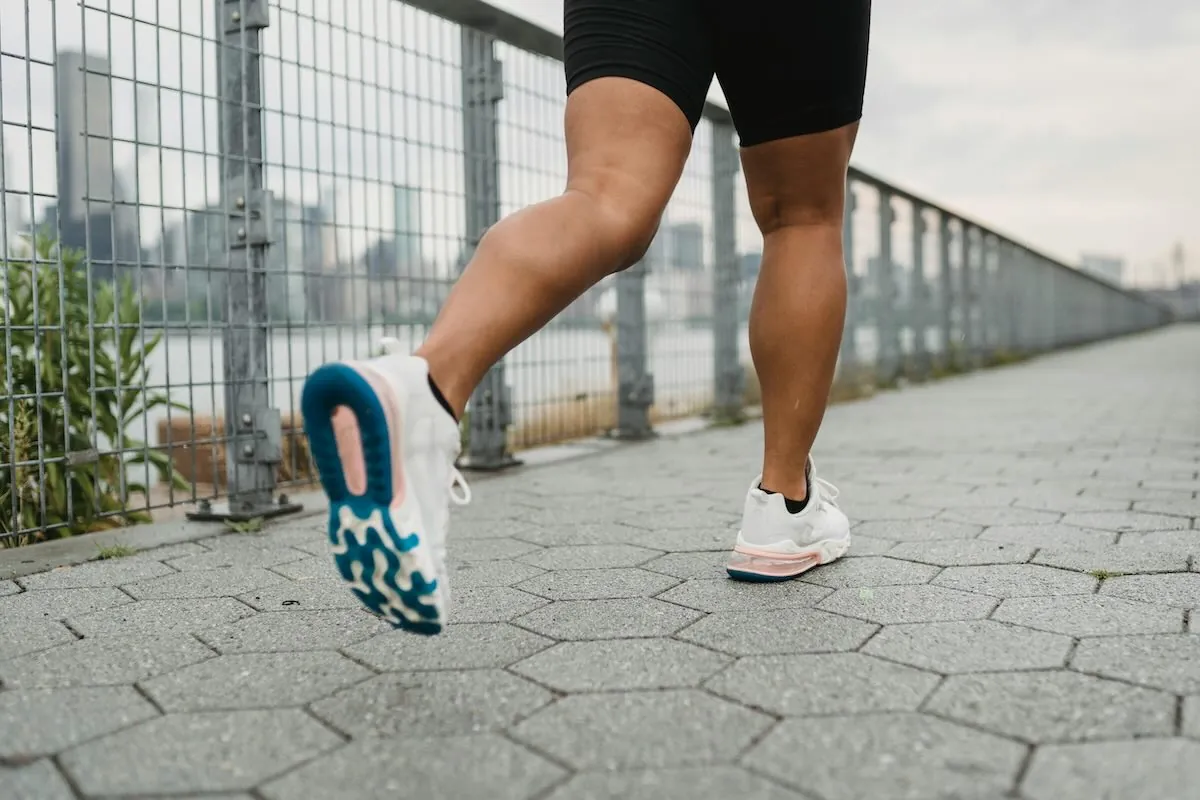 Hardloper op asfalt met stevige hardloopschoenen