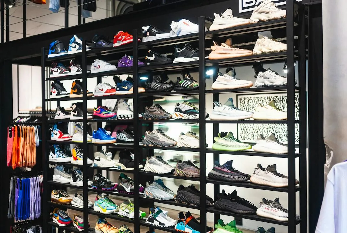 Versleten hardloopschoenen naast een nieuw paar hardloopschoenen